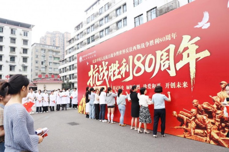 在和平寄语墙上写下寄语。陈远航供图
