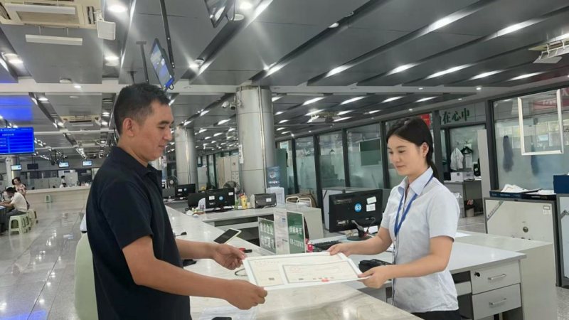 简阳市行政审批局发出全市首张“一照多址”个体工商户营业执照。简阳市融媒体中心供图