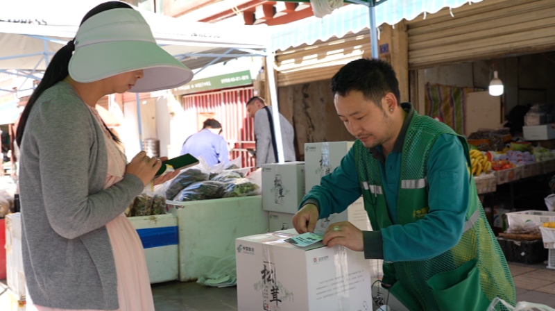 道孚邮政专门开辟“鲜菌优先通道”，快递员收寄鲜菌包裹发运。道孚县委宣传供图