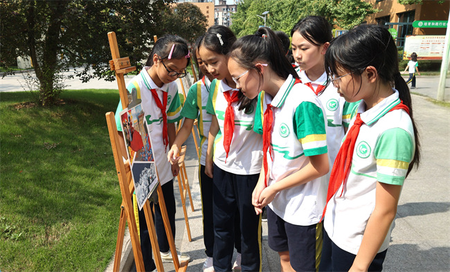 学生们正在观看画展。自贡市退役军人事务局供图