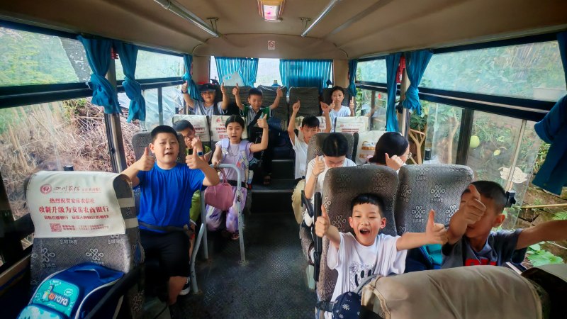 学子点赞校园直通车。闫凯摄