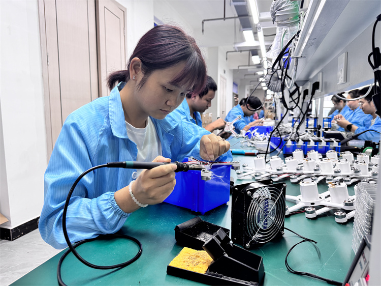 生产现场。乐山市融媒体中心供图