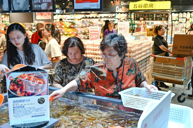 市民选海鲜产品。郑栋梁供图