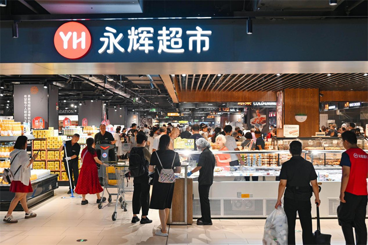 市民在永辉超市选购商品。郑栋梁供图