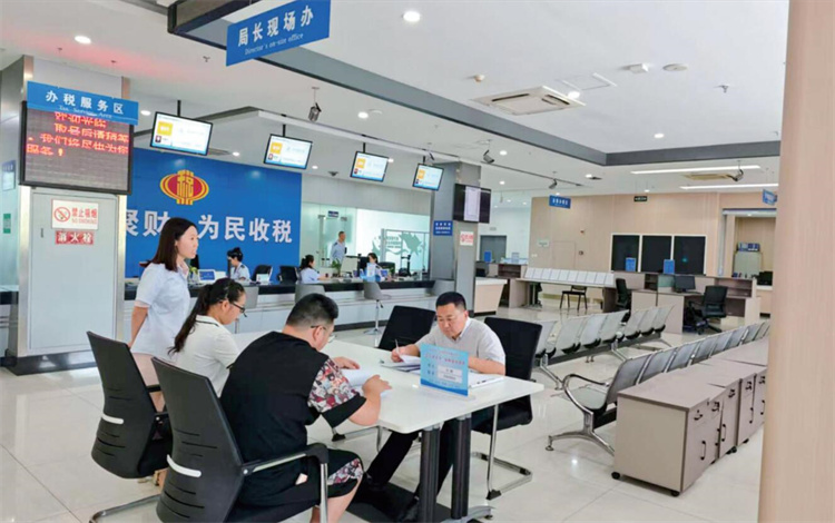 “局長進大廳”現場辦公。劍閣縣民營經濟服務中心供圖