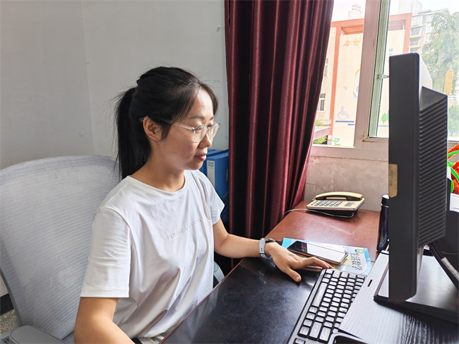 肖雪正在工作中。榮縣特殊教育學校供圖