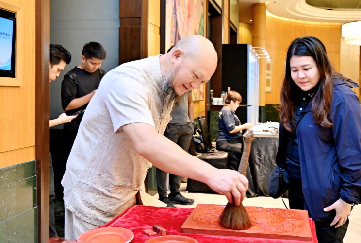 體驗傳統非遺。樂山市融媒體中心供圖