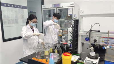 佩德生物工作人员正在做实验