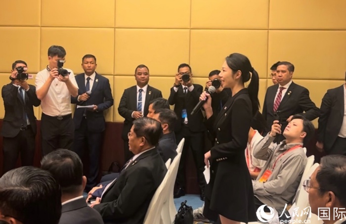 人民網記者趙瞳在新聞發布會現場提問。人民網記者 李根攝