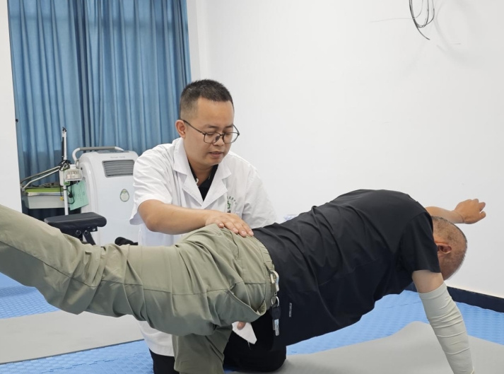 医生正在帮助患者做康复训练。雁江融媒供图