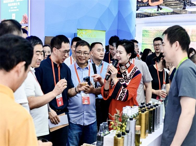 客商了解越西产品。霍光莉供图