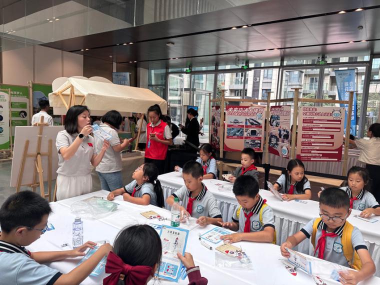學生參與“未來產業大暢想”互動體驗展活動。王雨欣攝