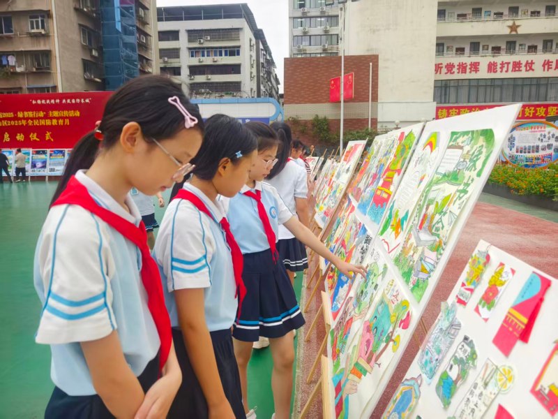 新盐市街小学学生参观“绿书签”绘画展览。欧欢摄