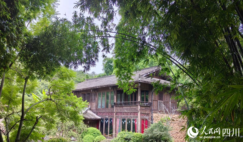 景区环境葱翠,建筑古色生香。人民网记者 刘海天摄