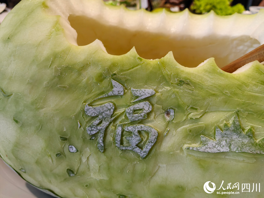 创意冬瓜做餐盘。人民网记者 刘海天摄