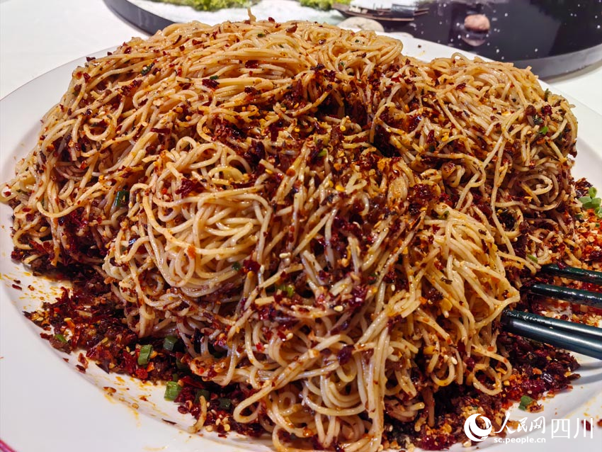 辣椒伴豆瓣,燃面喷喷香。人民网记者 刘海天摄