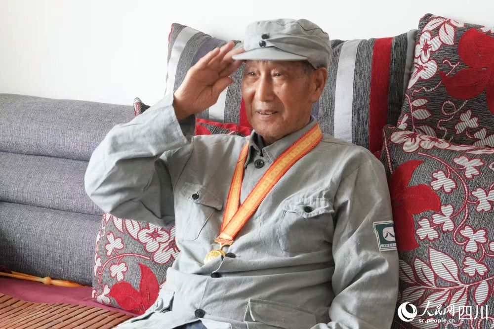 孟宪华向阅兵直播画面敬礼。人民网记者 李平摄