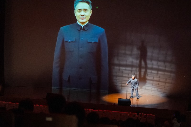舞台上“穿越时空对话“。王天崇摄