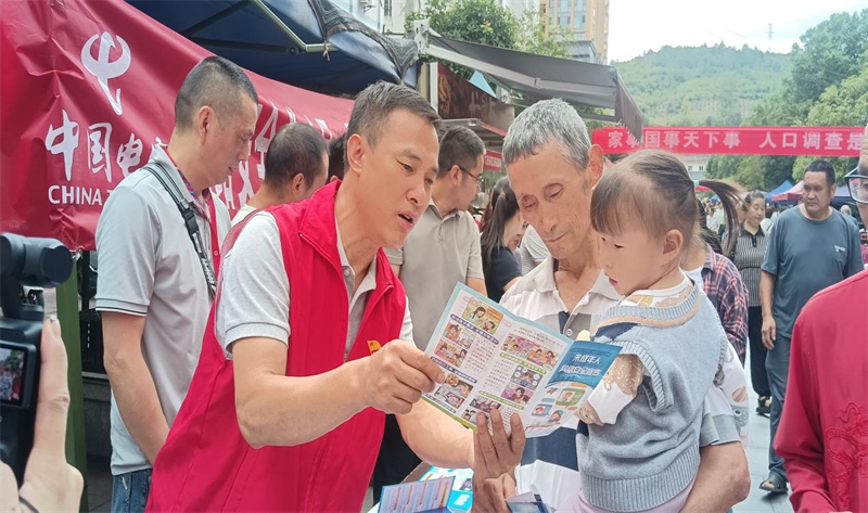 工作人员正在为群众讲解网络安全防范注意事项。王富民供图