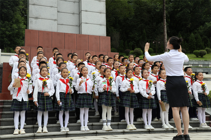 先队员们用嘹亮的歌声唱响《中国少年先锋队队歌》。翠屏区融媒体中心供图