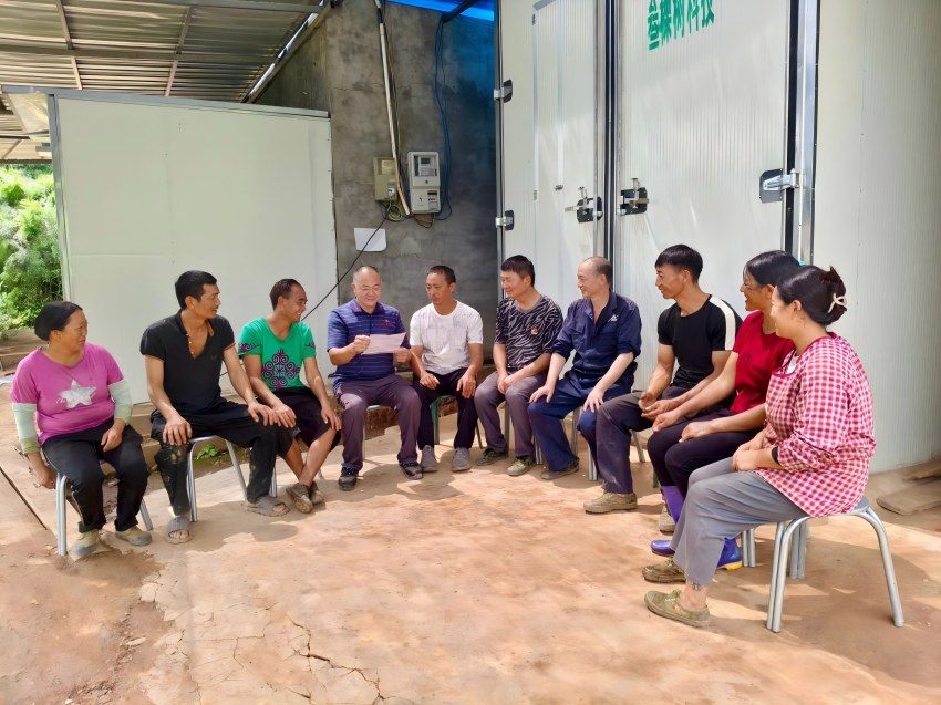 李福毕利用工作间隙推广粮烟融合。米易县烟草专卖局(分公司)供图