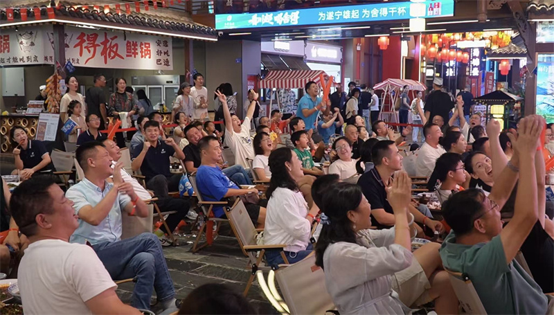球迷欢呼。郑栋梁供图