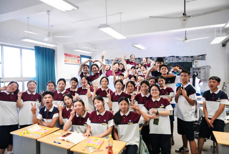 浙甘班学生合影。婺城区援派道孚县工作分队供图