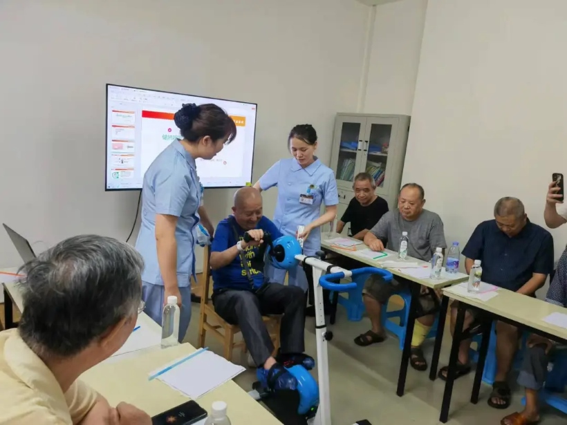 医院开展的慢病管理线下服务。南充市中医医院供图