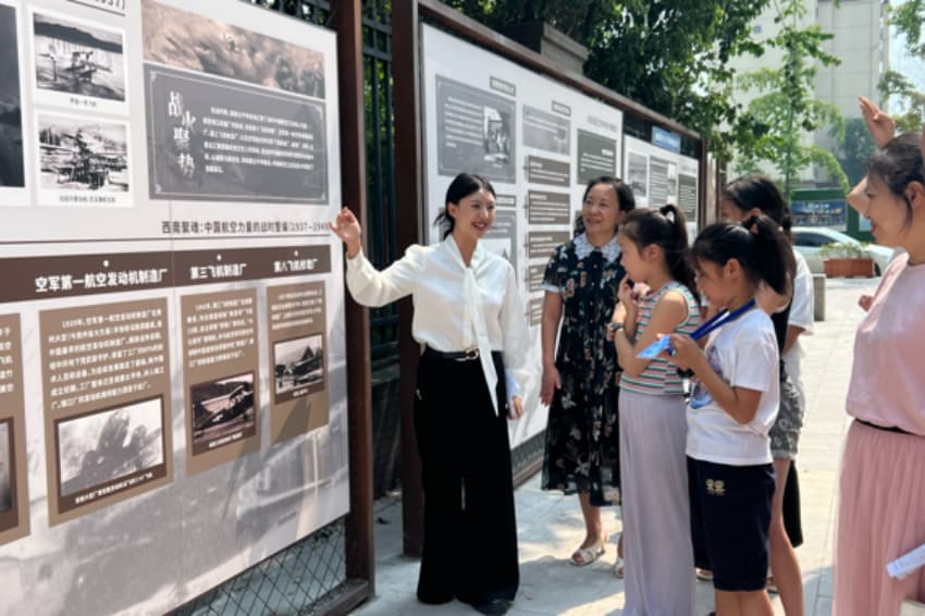 邀请专业讲师对学生讲解员进行培训。华兴街道办供图