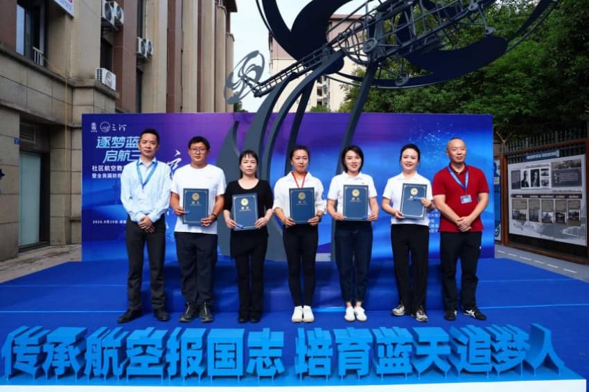 社区工作者、老党员志愿者组成的“多元讲解员队伍”接过聘书。华兴街道办供图