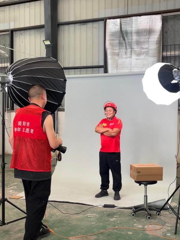 青年志愿者为快递小哥拍摄照片。简阳市融媒体中心供图