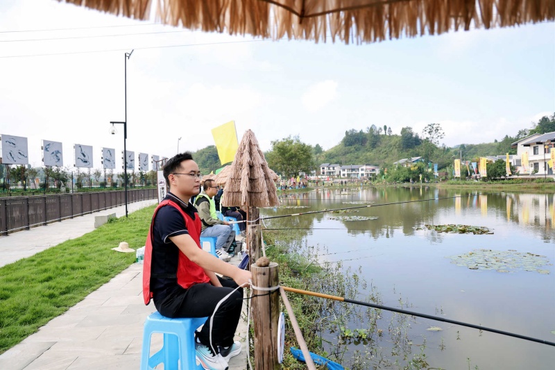 村民参与钓虾活动。大竹县委宣传部供图