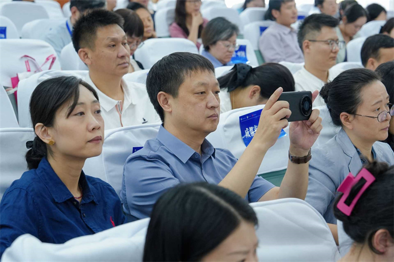 参加嘉宾记录精彩环节。青羊区教育局供图