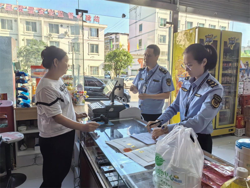 开展节前市场整治。阳林玥供图