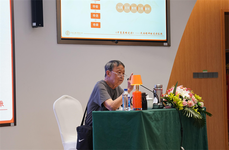 作者讲述创作过程。邓迎春供图