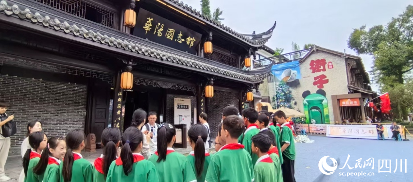 街子學校學生探館。人民網記者 劉海天攝