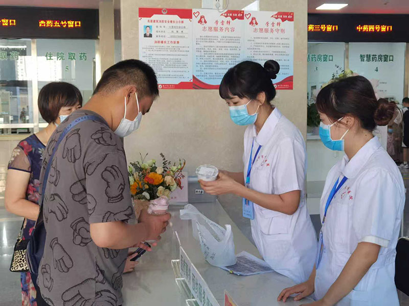 阆中市中医医院门诊综合服务中心。陈娟摄