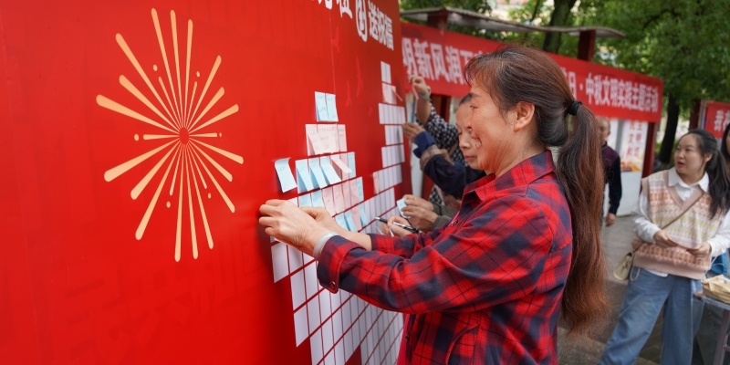 群众写下对祖国的祝福。宣汉县委宣传部供图
