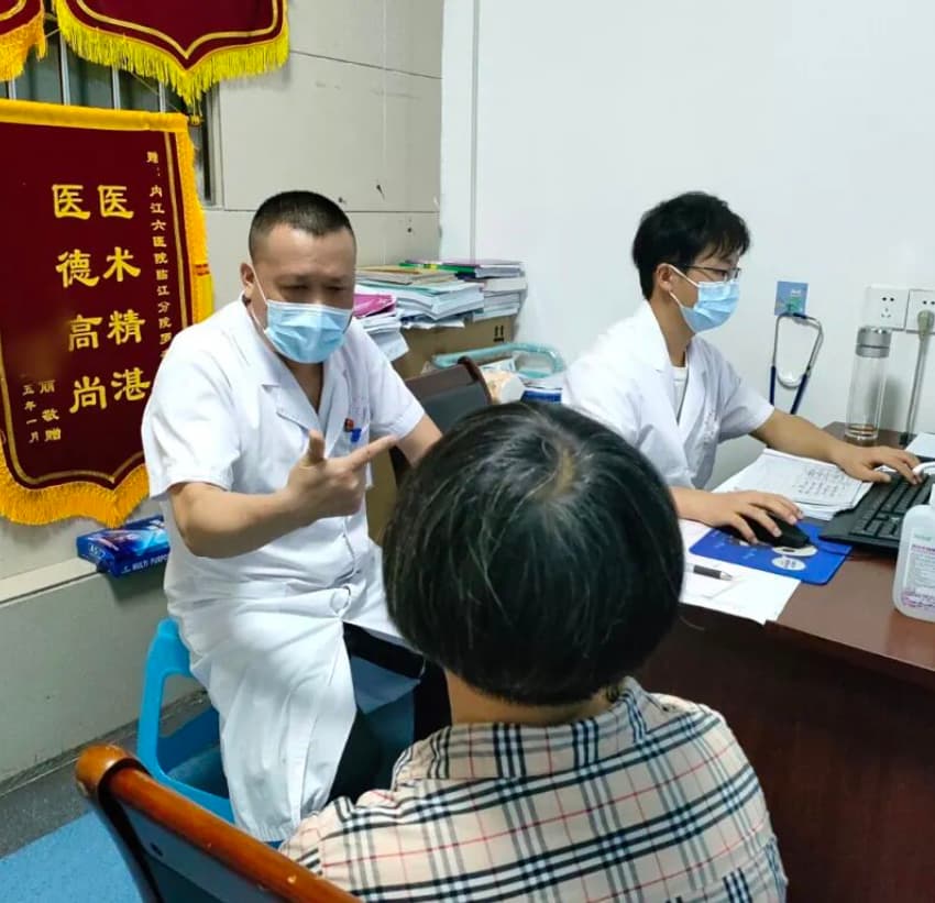 医生正在为居民诊断。内江市第六人民医院供图