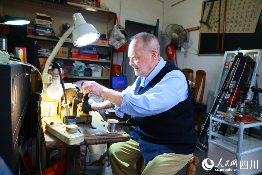 駱舒程在工作台修理零件。王雅竹攝