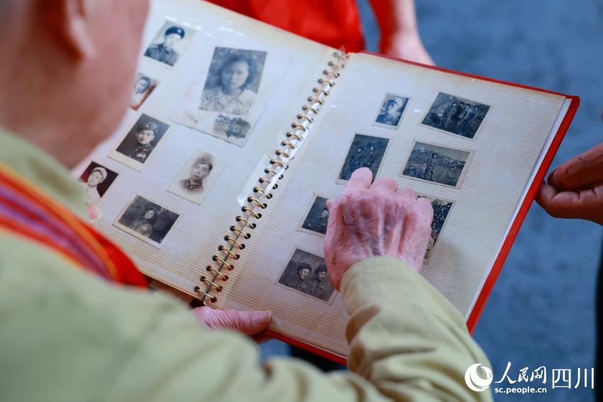 駱舒程回憶戰友故事。王雅竹攝