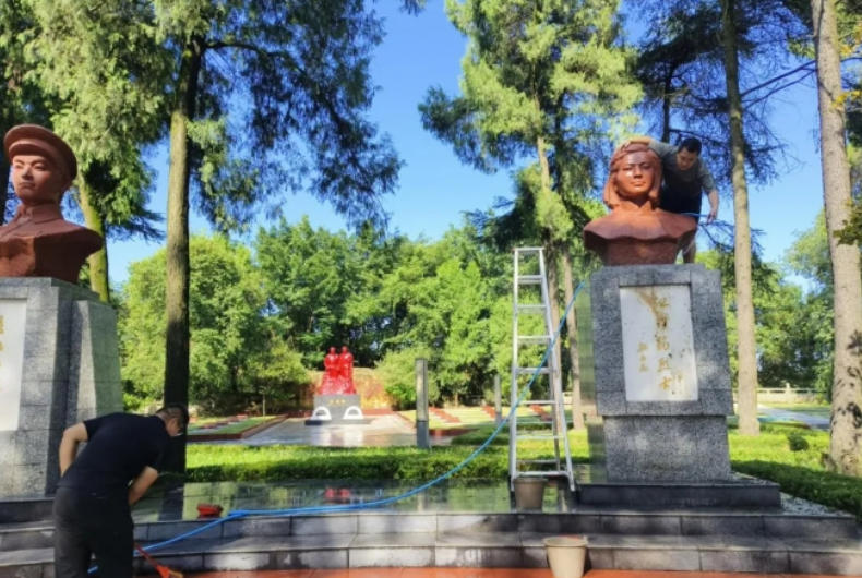 自贡市烈保中心全力做好烈士纪念日祭扫准备工作为保障社会各界祭扫活动安全有序开展，营造庄严肃穆、干净整洁的瞻仰环境，自贡市烈保中心统筹部署，组织全体干部职工对陵园内外开展全方位、精细化前期准备工作，以扎实行动守护红色记忆、传承英烈精神。