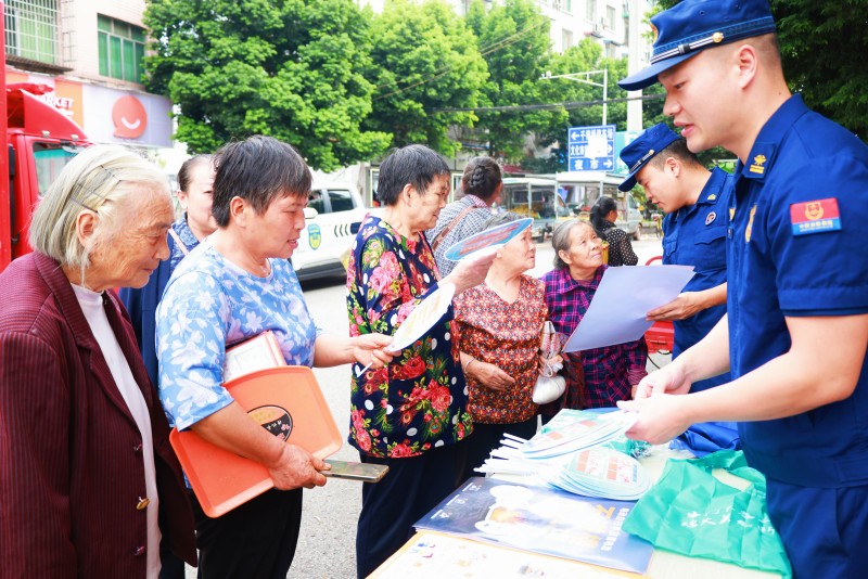 向群众发放宣传资料。仁寿县消防救援大队供图