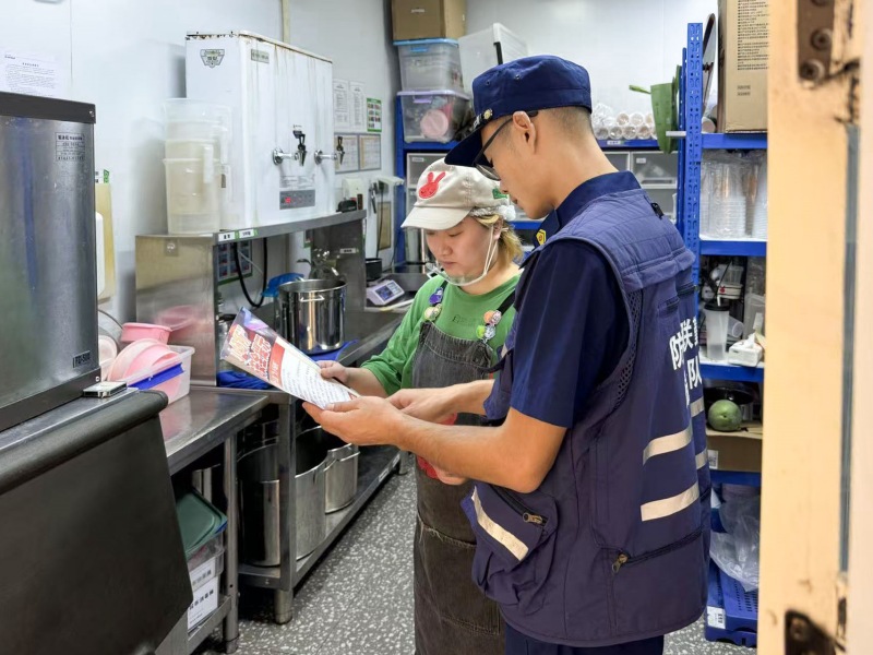 消防员向沿街商铺店员宣讲消防安全知识。仁寿县消防救援大队供图