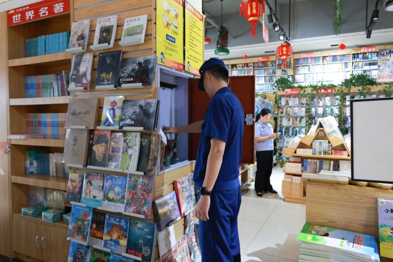 消防员正在检查消防设施。仁寿县消防救援大队供图