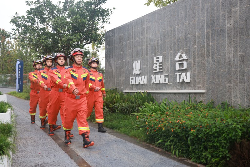 消防员正在巡逻。仁寿县消防救援大队供图