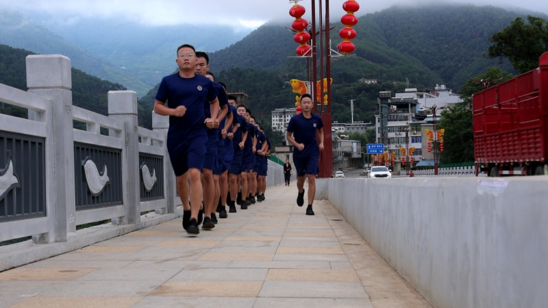 渔门镇政府专职队开展晨练。四川省消防救援总队供图