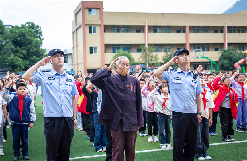 四川92岁老兵杨忠宣在校园重温庄严升旗仪式