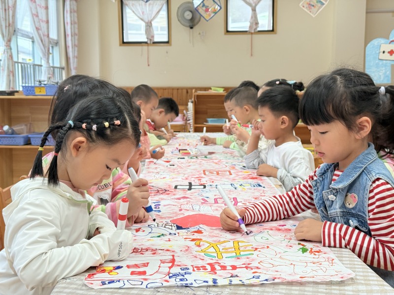 孩子们一起创作“祖国风光”的长卷画。成都市第三幼儿园528园区供图