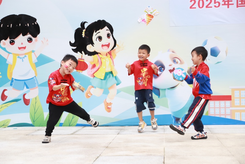孩子们表演“民族服装秀”。成都市第三幼儿园528园区供图
